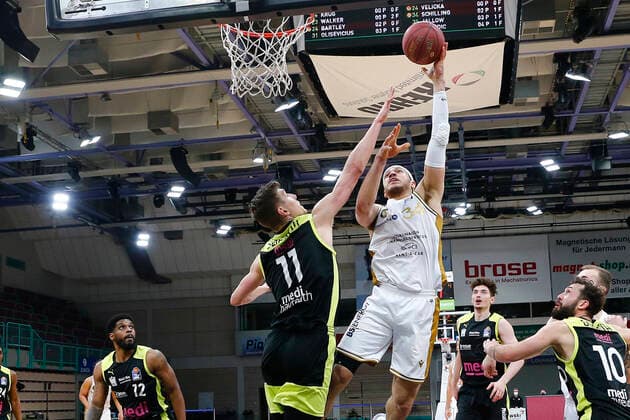30. Spieltag der easyCredit BBL Basketball Bundesliga am 24.April 2021 in der Oberfrankenhalle in Bayreuth Bayern Deutschland Saison 2020-2021 Medi Bayreuth gegen Basketball Löwen Braunschweig Andreas Seiferth (Medi Bayreuth 11) links Gavin Schilling (Basketball Löwen Braunschweig 34) rechts