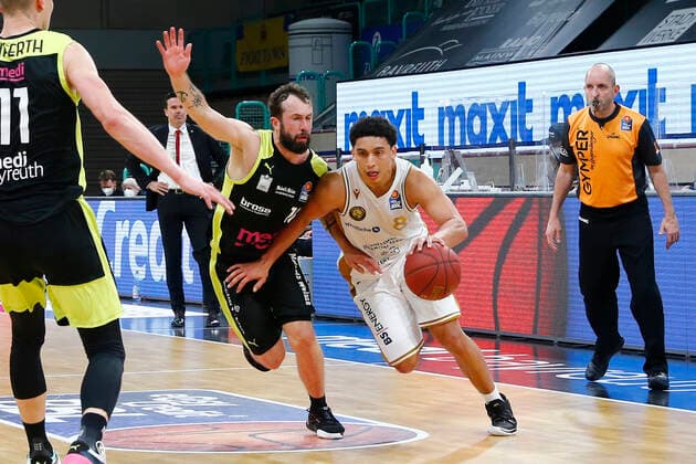 30. Spieltag der easyCredit BBL Basketball Bundesliga am 24.April 2021 in der Oberfrankenhalle in Bayreuth Bayern Deutschland Saison 2020-2021 Medi Bayreuth gegen Basketball Löwen Braunschweig Bastian Doreth (Medi Bayreuth 10) links James Robinson (Basketball Löwen Braunschweig 8) rechts