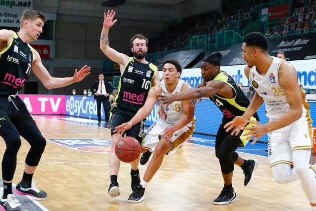 30. Spieltag der easyCredit BBL Basketball Bundesliga am 24.April 2021 in der Oberfrankenhalle in Bayreuth Bayern Deutschland Saison 2020-2021 Medi Bayreuth gegen Basketball Löwen Braunschweig Bastian Doreth (Medi Bayreuth 10) links Frank Bartley (Medi Bayreuth 24) rechts James Robinson (Basketball Löwen Braunschweig 8) mitte