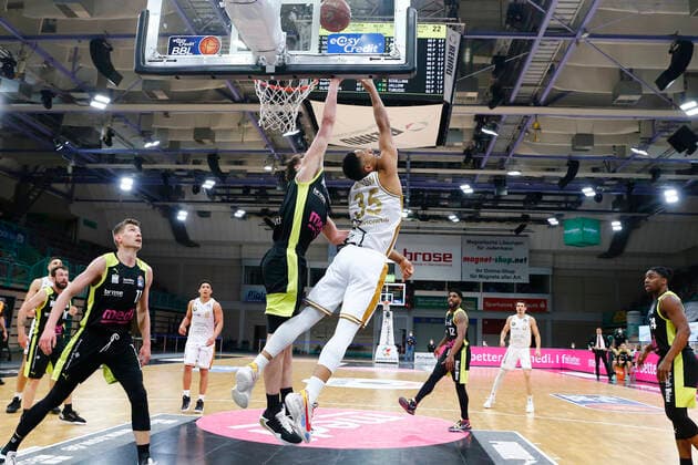 30. Spieltag der easyCredit BBL Basketball Bundesliga am 24.April 2021 in der Oberfrankenhalle in Bayreuth Bayern Deutschland Saison 2020-2021 Medi Bayreuth gegen Basketball Löwen Braunschweig Kay Bruhnke (Medi Bayreuth 9) links Karim Jallow (Basketball Löwen Braunschweig 35) rechts
