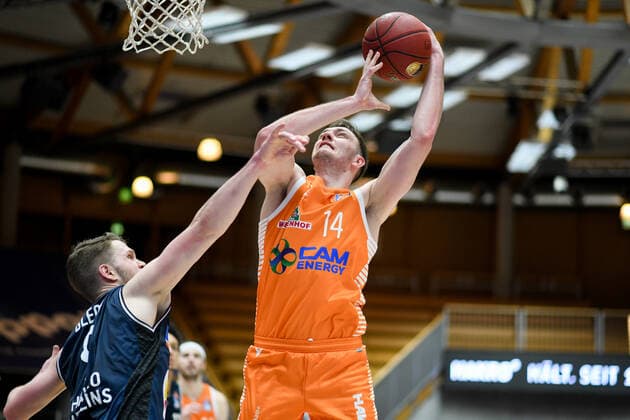Philipp Herkenhoff (RASTA Vechta) am Korb gegen Fabian Bleck (HAKRO Merlins Crailsheim), GER, HAKRO Merlins Crailsheim vs. RASTA Vechta, 24.04.2021, 30. Spieltag easycredit Basketball Bundesliga, Spielzeit 2020 2021. GER, HAKRO Merlins Crailsheim vs. RASTA Vechta, 24.04.2021, 30. Spieltag easycredit Basketball Bundesliga, Spielzeit 2020 2021 Crailsheim Copyright: xEibnerxPressefoto MichaelxMemmlerx EP_MMR