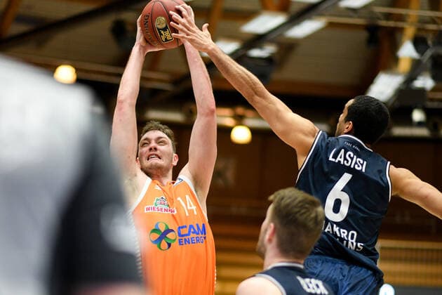 Philipp Herkenhoff (RASTA Vechta) im Zweikampf mit Elias Lasisi (HAKRO Merlins Crailsheim) und Fabian Bleck (HAKRO Merlins Crailsheim), GER, HAKRO Merlins Crailsheim vs. RASTA Vechta, 24.04.2021, 30. Spieltag easycredit Basketball Bundesliga, Spielzeit 2020 2021. GER, HAKRO Merlins Crailsheim vs. RASTA Vechta, 24.04.2021, 30. Spieltag easycredit Basketball Bundesliga, Spielzeit 2020 2021 Crailsheim Copyright: xEibnerxPressefoto MichaelxMemmlerx EP_MMR