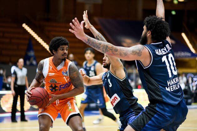Edgar Sosa (RASTA Vechta) im Zweikampf mit Jermaine Haley Jr. (HAKRO Merlins Crailsheim) und Maurice Stuckey (HAKRO Merlins Crailsheim), GER, HAKRO Merlins Crailsheim vs. RASTA Vechta, 24.04.2021, 30. Spieltag easycredit Basketball Bundesliga, Spielzeit 2020 2021. GER, HAKRO Merlins Crailsheim vs. RASTA Vechta, 24.04.2021, 30. Spieltag easycredit Basketball Bundesliga, Spielzeit 2020 2021 Crailsheim Copyright: xEibnerxPressefoto MichaelxMemmlerx EP_MMR