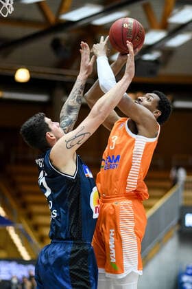 Bogdan Radosavljevic (HAKRO Merlins Crailsheim) im Zweikampf mit ShaÂ Markus Kennedy (RASTA Vechta), GER, HAKRO Merlins Crailsheim vs. RASTA Vechta, 24.04.2021, 30. Spieltag easycredit Basketball Bundesliga, Spielzeit 2020 2021. GER, HAKRO Merlins Crailsheim vs. RASTA Vechta, 24.04.2021, 30. Spieltag easycredit Basketball Bundesliga, Spielzeit 2020 2021 Crailsheim Copyright: xEibnerxPressefoto MichaelxMemmlerx EP_MMR