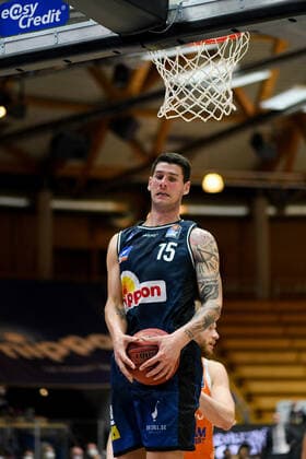 Bogdan Radosavljevic (HAKRO Merlins Crailsheim) am Korb, GER, HAKRO Merlins Crailsheim vs. RASTA Vechta, 24.04.2021, 30. Spieltag easycredit Basketball Bundesliga, Spielzeit 2020 2021. GER, HAKRO Merlins Crailsheim vs. RASTA Vechta, 24.04.2021, 30. Spieltag easycredit Basketball Bundesliga, Spielzeit 2020 2021 Crailsheim Copyright: xEibnerxPressefoto MichaelxMemmlerx EP_MMR