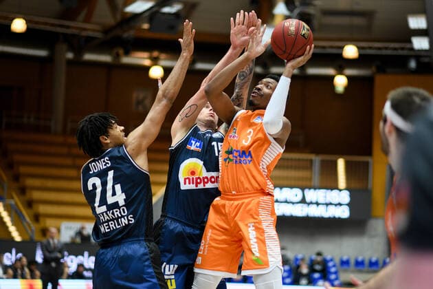 ShaÂ Markus Kennedy (RASTA Vechta) am Korb im Zweikampf mit Jeremy Jones (HAKRO Merlins Crailsheim) und Bogdan Radosavljevic (HAKRO Merlins Crailsheim), GER, HAKRO Merlins Crailsheim vs. RASTA Vechta, 24.04.2021, 30. Spieltag easycredit Basketball Bundesliga, Spielzeit 2020 2021. GER, HAKRO Merlins Crailsheim vs. RASTA Vechta, 24.04.2021, 30. Spieltag easycredit Basketball Bundesliga, Spielzeit 2020 2021 Crailsheim Copyright: xEibnerxPressefoto MichaelxMemmlerx EP_MMR