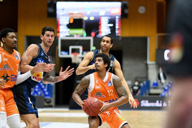 Edgar Sosa (RASTA Vechta) im Zweikampf mit Elias Lasisi (HAKRO Merlins Crailsheim) und Bogdan Radosavljevic (HAKRO Merlins Crailsheim), GER, HAKRO Merlins Crailsheim vs. RASTA Vechta, 24.04.2021, 30. Spieltag easycredit Basketball Bundesliga, Spielzeit 2020 2021. GER, HAKRO Merlins Crailsheim vs. RASTA Vechta, 24.04.2021, 30. Spieltag easycredit Basketball Bundesliga, Spielzeit 2020 2021 Crailsheim Copyright: xEibnerxPressefoto MichaelxMemmlerx EP_MMR