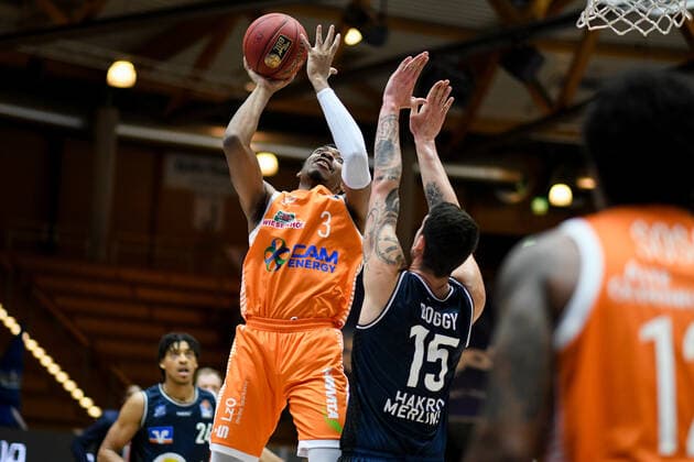 ShaÂ Markus Kennedy (RASTA Vechta) im Zweikampf mit Bogdan Radosavljevic (HAKRO Merlins Crailsheim), GER, HAKRO Merlins Crailsheim vs. RASTA Vechta, 24.04.2021, 30. Spieltag easycredit Basketball Bundesliga, Spielzeit 2020 2021. GER, HAKRO Merlins Crailsheim vs. RASTA Vechta, 24.04.2021, 30. Spieltag easycredit Basketball Bundesliga, Spielzeit 2020 2021 Crailsheim Copyright: xEibnerxPressefoto MichaelxMemmlerx EP_MMR