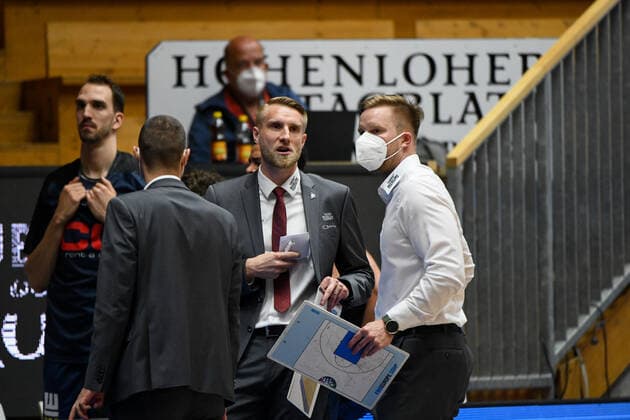 Tuomas Iisalo (HAKRO Merlins Crailsheim) und Joonas Iisalo (HAKRO Merlins Crailsheim) besprechen sich, GER, HAKRO Merlins Crailsheim vs. RASTA Vechta, 24.04.2021, 30. Spieltag easycredit Basketball Bundesliga, Spielzeit 2020 2021. GER, HAKRO Merlins Crailsheim vs. RASTA Vechta, 24.04.2021, 30. Spieltag easycredit Basketball Bundesliga, Spielzeit 2020 2021 Crailsheim Copyright: xEibnerxPressefoto MichaelxMemmlerx EP_MMR