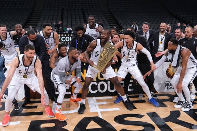 April 24, 2021, Levallois, Hauts de Seine, France: Team of Lyon Villeurbanne winner of the French Cup of Basketball between Dijon and Lyon-Villeurbanne ASVEL LDLC (Tony Parker Team) at AccorHotels Arena Stadium - Paris France..Lyon-Villeurbanne won the French Cup 77:61 Levallois France - ZUMAp119 20210424_zaf_p119_025 Copyright: xPierrexSteveninx