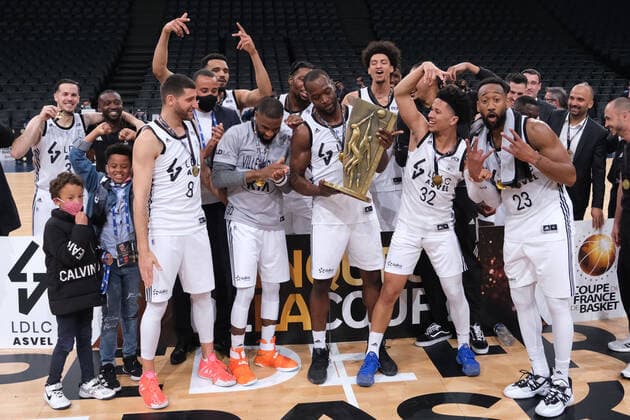 April 24, 2021, Levallois, Hauts de Seine, France: Team of Lyon Villeurbanne winner of the French Cup of Basketball between Dijon and Lyon-Villeurbanne ASVEL LDLC (Tony Parker Team) at AccorHotels Arena Stadium - Paris France..Lyon-Villeurbanne won the French Cup 77:61 Levallois France - ZUMAp119 20210424_zaf_p119_033 Copyright: xPierrexSteveninx