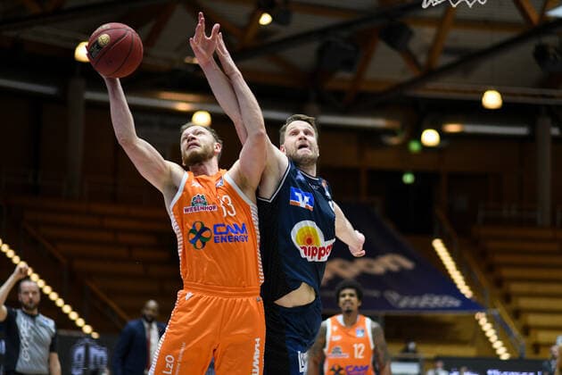 Robin Christen (RASTA Vechta) verteidigt gegen Fabian Bleck (HAKRO Merlins Crailsheim) am Korb, GER, HAKRO Merlins Crailsheim vs. RASTA Vechta, 24.04.2021, 30. Spieltag easycredit Basketball Bundesliga, Spielzeit 2020 2021. GER, HAKRO Merlins Crailsheim vs. RASTA Vechta, 24.04.2021, 30. Spieltag easycredit Basketball Bundesliga, Spielzeit 2020 2021 Crailsheim Copyright: xEibnerxPressefoto MichaelxMemmlerx EP_MMR