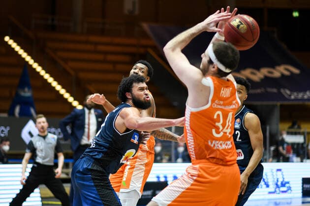 Jermaine Haley Jr. (HAKRO Merlins Crailsheim) im Zweikampf mit Jesse Hunt (RASTA Vechta), GER, HAKRO Merlins Crailsheim vs. RASTA Vechta, 24.04.2021, 30. Spieltag easycredit Basketball Bundesliga, Spielzeit 2020 2021. GER, HAKRO Merlins Crailsheim vs. RASTA Vechta, 24.04.2021, 30. Spieltag easycredit Basketball Bundesliga, Spielzeit 2020 2021 Crailsheim Copyright: xEibnerxPressefoto MichaelxMemmlerx EP_MMR