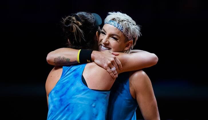 Mandatory Credit: Photo by Rob Prange Shutterstock (11864531az) Bethanie Mattek-Sands & Desirae Krawczyk in action during the doubles semi-final of the 2021 Porsche Tennis Grand Prix WTA, Tennis Damen 500 tournament Porsche Tennis Grand Prix, Tennis, Stuttgart, Germany - 24 Apr 2021 Porsche Tennis Grand Prix, Tennis, Stuttgart, Germany - 24 Apr 2021  Copyright: xRobxPrange Shutterstockx 11864531az