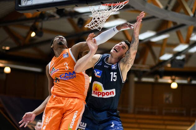 Sport Bilder des Tages Bogdan Radosavljevic (HAKRO Merlins Crailsheim) am Korb gegen ShaÂ Markus Kennedy (RASTA Vechta), GER, HAKRO Merlins Crailsheim vs. RASTA Vechta, 24.04.2021, 30. Spieltag easycredit Basketball Bundesliga, Spielzeit 2020 2021. GER, HAKRO Merlins Crailsheim vs. RASTA Vechta, 24.04.2021, 30. Spieltag easycredit Basketball Bundesliga, Spielzeit 2020 2021 Crailsheim Copyright: xEibnerxPressefoto MichaelxMemmlerx EP_MMR