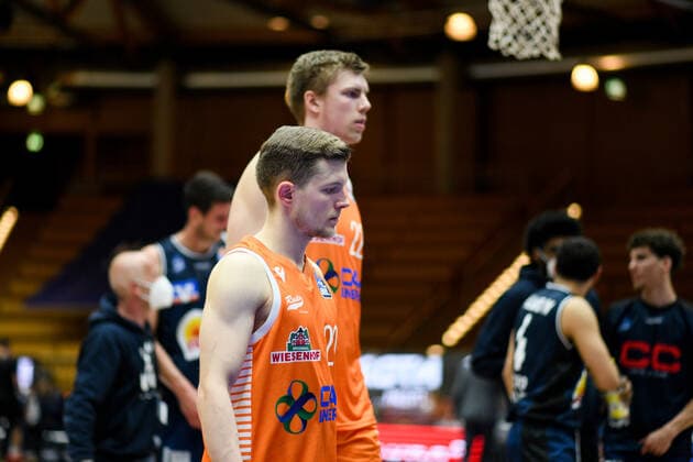 Jannes Hundt (RASTA Vechta) und Bjoern Rohwer (RASTA Vechta) sind enttaeuscht ueber die Niederlage, GER, HAKRO Merlins Crailsheim vs. RASTA Vechta, 24.04.2021, 30. Spieltag easycredit Basketball Bundesliga, Spielzeit 2020 2021. GER, HAKRO Merlins Crailsheim vs. RASTA Vechta, 24.04.2021, 30. Spieltag easycredit Basketball Bundesliga, Spielzeit 2020 2021 Crailsheim Copyright: xEibnerxPressefoto MichaelxMemmlerx EP_MMR