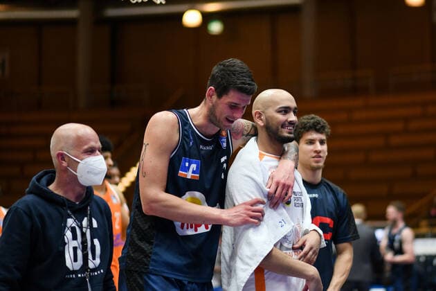 Stefan Peno (RASTA Vechta) und Bogdan Radosavljevic (HAKRO Merlins Crailsheim) zusammen nach dem Spiel, GER, HAKRO Merlins Crailsheim vs. RASTA Vechta, 24.04.2021, 30. Spieltag easycredit Basketball Bundesliga, Spielzeit 2020 2021. GER, HAKRO Merlins Crailsheim vs. RASTA Vechta, 24.04.2021, 30. Spieltag easycredit Basketball Bundesliga, Spielzeit 2020 2021 Crailsheim Copyright: xEibnerxPressefoto MichaelxMemmlerx EP_MMR