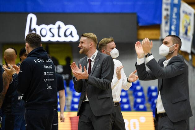 Tuomas Iisalo (HAKRO Merlins Crailsheim) und Traierteam jubeln ueber den Sieg, GER, HAKRO Merlins Crailsheim vs. RASTA Vechta, 24.04.2021, 30. Spieltag easycredit Basketball Bundesliga, Spielzeit 2020 2021. GER, HAKRO Merlins Crailsheim vs. RASTA Vechta, 24.04.2021, 30. Spieltag easycredit Basketball Bundesliga, Spielzeit 2020 2021 Crailsheim Copyright: xEibnerxPressefoto MichaelxMemmlerx EP_MMR