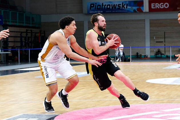 30. Spieltag der easyCredit BBL Basketball Bundesliga am 24.April 2021 in der Oberfrankenhalle in Bayreuth Bayern Deutschland Saison 2020-2021 Medi Bayreuth gegen Basketball Löwen Braunschweig Bastian Doreth (Medi Bayreuth 10) rechts James Robinson (Basketball Löwen Braunschweig 8) links