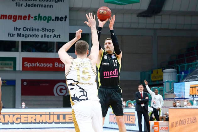 30. Spieltag der easyCredit BBL Basketball Bundesliga am 24.April 2021 in der Oberfrankenhalle in Bayreuth Bayern Deutschland Saison 2020-2021 Medi Bayreuth gegen Basketball Löwen Braunschweig Matthew Tiby (Medi Bayreuth 15) rechts Martin Peterka (Basketball Löwen Braunschweig 15) links