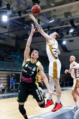 30. Spieltag der easyCredit BBL Basketball Bundesliga am 24.April 2021 in der Oberfrankenhalle in Bayreuth Bayern Deutschland Saison 2020-2021 Medi Bayreuth gegen Basketball Löwen Braunschweig Philip Jalalpoor (Medi Bayreuth 7) links Arnas Velicka (Basketball Löwen Braunschweig 24) rechts