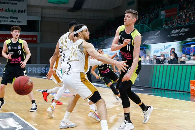 30. Spieltag der easyCredit BBL Basketball Bundesliga am 24.April 2021 in der Oberfrankenhalle in Bayreuth Bayern Deutschland Saison 2020-2021 Medi Bayreuth gegen Basketball Löwen Braunschweig Andreas Seiferth (Medi Bayreuth 11) rechts Gavin Schilling (Basketball Löwen Braunschweig 34) links