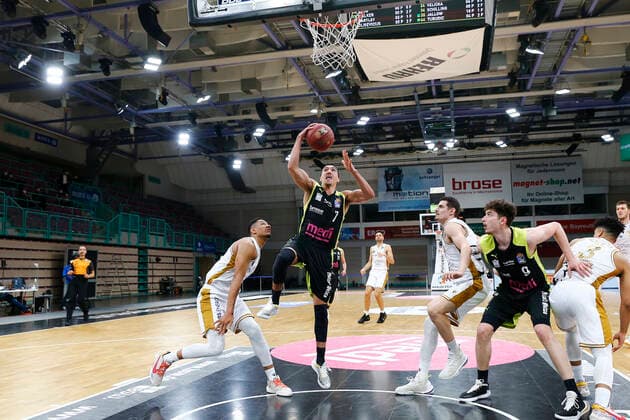 30. Spieltag der easyCredit BBL Basketball Bundesliga am 24.April 2021 in der Oberfrankenhalle in Bayreuth Bayern Deutschland Saison 2020-2021 Medi Bayreuth gegen Basketball Löwen Braunschweig Philip Jalalpoor (Medi Bayreuth 7) mitte