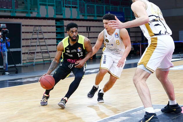 30. Spieltag der easyCredit BBL Basketball Bundesliga am 24.April 2021 in der Oberfrankenhalle in Bayreuth Bayern Deutschland Saison 2020-2021 Medi Bayreuth gegen Basketball Löwen Braunschweig Lazeric Jones (Medi Bayreuth 12) links James Robinson (Basketball Löwen Braunschweig 8) rechts