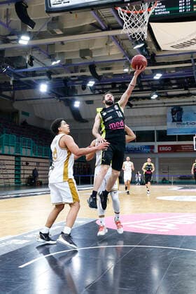 30. Spieltag der easyCredit BBL Basketball Bundesliga am 24.April 2021 in der Oberfrankenhalle in Bayreuth Bayern Deutschland Saison 2020-2021 Medi Bayreuth gegen Basketball Löwen Braunschweig Bastian Doreth (Medi Bayreuth 10) rechts James Robinson (Basketball Löwen Braunschweig 8) links