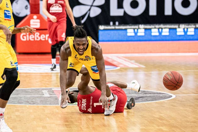 easyCredit Basketball Bundesliga; JobStairs Giessen 46ers - MHP RIESEN Ludwigsburg, 24.04.21 Jaleen Smith ( 3 MHP RIESEN Ludwigsburg), Jonathan Stark ( 1 Giessen 46ers) Sporthalle Giessen-Ost Giessen, 24.04.21 Copyright: xBEAUTIFULxSPORTS Roeczeyx