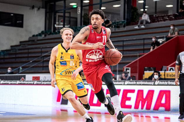 easyCredit Basketball Bundesliga; JobStairs Giessen 46ers - MHP RIESEN Ludwigsburg, 24.04.21 Diante Maurice Garrett ( 11 Giessen 46ers), Lukas Herzog ( 11 MHP RIESEN Ludwigsburg), Sporthalle Giessen-Ost Giessen, 24.04.21 Copyright: xBEAUTIFULxSPORTS Roeczeyx