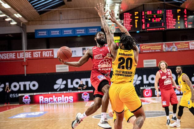 easyCredit Basketball Bundesliga; JobStairs Giessen 46ers - MHP RIESEN Ludwigsburg, 24.04.21 Jonathan Stark ( 1 Giessen 46ers), Desi Rodriguez ( 20 MHP RIESEN Ludwigsburg) Sporthalle Giessen-Ost Giessen, 24.04.21 Copyright: xBEAUTIFULxSPORTS Roeczeyx