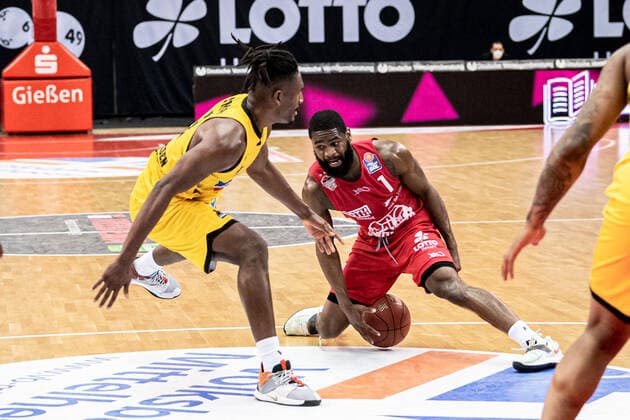 easyCredit Basketball Bundesliga; JobStairs Giessen 46ers - MHP RIESEN Ludwigsburg, 24.04.21 Jonathan Stark ( 1 Giessen 46ers), Jaleen Smith ( 3 MHP RIESEN Ludwigsburg) Sporthalle Giessen-Ost Giessen, 24.04.21 Copyright: xBEAUTIFULxSPORTS Roeczeyx