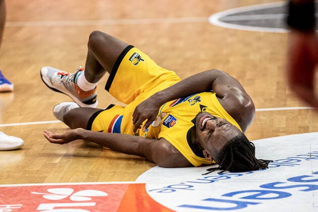 easyCredit Basketball Bundesliga; JobStairs Giessen 46ers - MHP RIESEN Ludwigsburg, 24.04.21 Jaleen Smith ( 3 MHP RIESEN Ludwigsburg) verletzt sich Sporthalle Giessen-Ost Giessen, 24.04.21 Copyright: xBEAUTIFULxSPORTS Roeczeyx