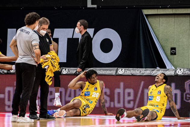 easyCredit Basketball Bundesliga; JobStairs Giessen 46ers - MHP RIESEN Ludwigsburg, 24.04.21 Desi Rodriguez ( 20 MHP RIESEN Ludwigsburg), Barry Brown Jr. ( 5 MHP RIESEN Ludwigsburg) Sporthalle Giessen-Ost Giessen, 24.04.21 Copyright: xBEAUTIFULxSPORTS Roeczeyx