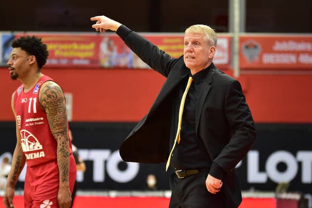 24.04.2021, xbrx, Basketball BBL Bundesliga, Giessen 46ers - MHP Riesen Ludwigsburg emspor, v.l. gibt Anweisung, gestikuliert, mit den Armen gestikulieren, gibt Anweisung ans Team, Patrick, John (Trainer - MHP Riesen Ludwigsburg) Giessen