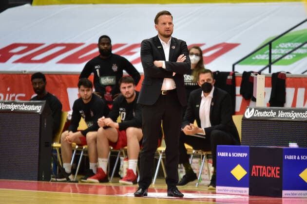 24.04.2021, xbrx, Basketball BBL Bundesliga, Giessen 46ers - MHP Riesen Ludwigsburg emspor, v.l. beobachtet das Spiel, Konzentration, ist konzentriert, Scholz, Rolf (Trainer - Giessen 46ers) Giessen