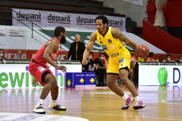 24.04.2021, xbrx, Basketball BBL Bundesliga, Giessen 46ers - MHP Riesen Ludwigsburg emspor, v.l. Stark, Jonathan (1 - Giessen 46ers), Dribbling, dribbelt mit dem Ball, fuehrt den Ball, Brown Jr, Barry (5 - MHP Riesen Ludwigsburg) Giessen
