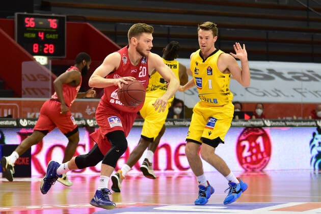 24.04.2021, xbrx, Basketball BBL Bundesliga, Giessen 46ers - MHP Riesen Ludwigsburg emspor, v.l. Dribbling, dribbelt mit dem Ball, fuehrt den Ball, Zylka, Ferdinand (20 - Giessen 46ers), Hull, Jordan (1 - MHP Riesen Ludwigsburg) Giessen