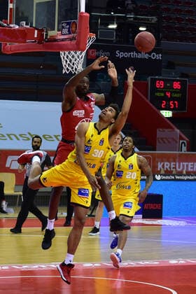 24.04.2021, xbrx, Basketball BBL Bundesliga, Giessen 46ers - MHP Riesen Ludwigsburg emspor, v.l. Brown, Chad (22 - Giessen 46ers), Korbleger, da Silva, Oscar (30 - MHP Riesen Ludwigsburg) Giessen