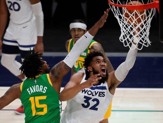 Sport Bilder des Tages Karl-Anthony Town (R) of the Minnesota Timberwolves in action against Derrick Favors of the Utah Jazz, during an NBA, Basketball Herren, USA game at the Vivint Smart Home Arena in Salt Lake City, Utah, USA, 24 April 2021. Utah Jazz vs. Minnesota Timberwolves !ACHTUNG: NUR REDAKTIONELLE NUTZUNG!  Copyright: xGEORGExFREYx AME2457 20210425-637549272322286501