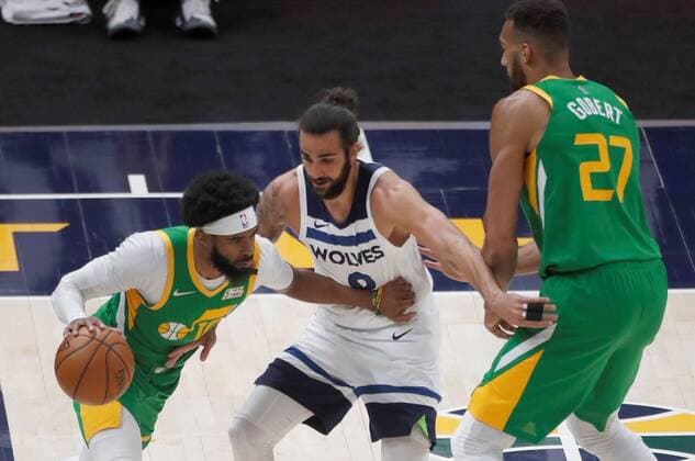 Ricky Rubio (c) of the Minnesota Timberwolves in action against Mike Conley of the Utah Jazz, during an NBA, Basketball Herren, USA game at the Vivint Smart Home Arena in Salt Lake City, Utah, USA, 24 April 2021. Utah Jazz vs. Minnesota Timberwolves !ACHTUNG: NUR REDAKTIONELLE NUTZUNG!  Copyright: xGEORGExFREYx AME2414 20210425-637549272330098998