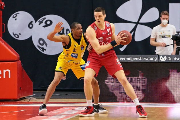 24.04.2021, xovx, Basketball BBL, JobStairs Gießen 46ers - MHP RIESEN Ludwigsburg v.l. Tremmell Darden (MHP Riesen Ludwigsburg), Scottie James Jr. (Gießen 46ers) Gießen Sporthalle Gießen-Ost Hessen Deutschland (DE)