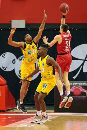 24.04.2021, xovx, Basketball BBL, JobStairs Gießen 46ers - MHP RIESEN Ludwigsburg v.l. Tremmell Darden (MHP Riesen Ludwigsburg), Jaleen Smith (MHP Riesen Ludwigsburg), Scottie James Jr. (Gießen 46ers) Gießen Sporthalle Gießen-Ost Hessen Deutschland (DE)