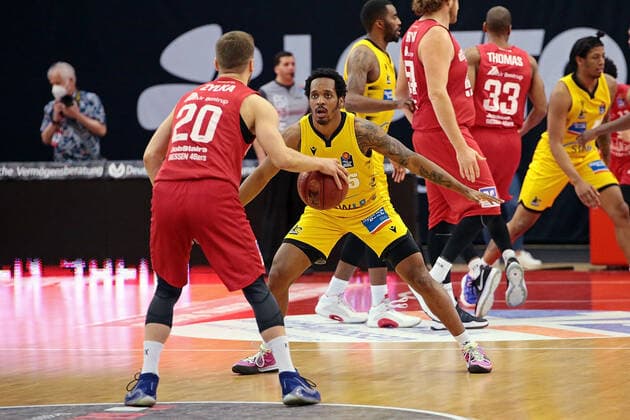 24.04.2021, xovx, Basketball BBL, JobStairs Gießen 46ers - MHP RIESEN Ludwigsburg v.l. Ferdinand Zylka (Gießen 46ers), Barry Brown Jr. (MHP Riesen Ludwigsburg) Gießen Sporthalle Gießen-Ost Hessen Deutschland (DE)