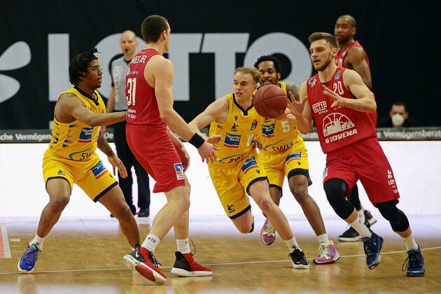24.04.2021, xovx, Basketball BBL, JobStairs Gießen 46ers - MHP RIESEN Ludwigsburg v.l. Desi Rodriguez (MHP Riesen Ludwigsburg), Scottie James Jr. (Gießen 46ers), Lukas Herzog (MHP Riesen Ludwigsburg), Barry Brown Jr. (MHP Riesen Ludwigsburg), Ferdinand Zylka (Gießen 46ers), Brandon Thomas (Gießen 46ers) Gießen Sporthalle Gießen-Ost Hessen Deutschland (DE)