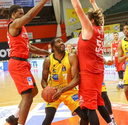 Wie komme ich da wieder raus? Jamel McLean (Ludwigsburg 7) gergen dioe Giesener Chad Brown ( 22) und HJohn Bryant ( 54), JobStairs GIESSEN 46ers vs, MHP Riesen Ludwigsburg, Basketball, Basketball Bundesliga, 30. Spieltag, 24.04.2021, JobStairs GIESSEN 46ers vs, MHP Riesen Ludwigsburg, Basketball, Basketball Bundesliga, 30. Spieltag, 24.04.2021, Foto: EIBNER Joerg Niebergall Giessen Copyright: xJoergxNiebergall Eibner-Pressefox EP_JNL
