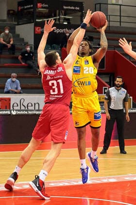 24.04.2021, xovx, Basketball BBL, JobStairs Gießen 46ers - MHP RIESEN Ludwigsburg v.l. Scottie James Jr. (Gießen 46ers), Desi Rodriguez (MHP Riesen Ludwigsburg) Gießen Sporthalle Gießen-Ost Hessen Deutschland (DE)