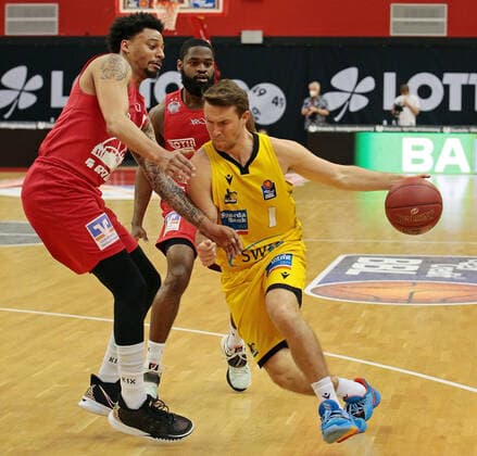 24.04.2021, xovx, Basketball BBL, JobStairs Gießen 46ers - MHP RIESEN Ludwigsburg v.l. Diante Garrett (Gießen 46ers), Jonathan Stark (Gießen 46ers), Jordan Hulls (MHP Riesen Ludwigsburg) Gießen Sporthalle Gießen-Ost Hessen Deutschland (DE)