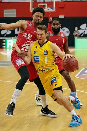24.04.2021, xovx, Basketball BBL, JobStairs Gießen 46ers - MHP RIESEN Ludwigsburg v.l. Diante Garrett (Gießen 46ers), Jordan Hulls (MHP Riesen Ludwigsburg), Jonathan Stark (Gießen 46ers) Gießen Sporthalle Gießen-Ost Hessen Deutschland (DE)